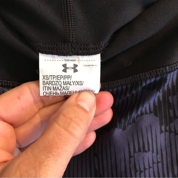 𝅺UNDER Armour women’s XS leggings in purple and black. - Picture 3 of 5
